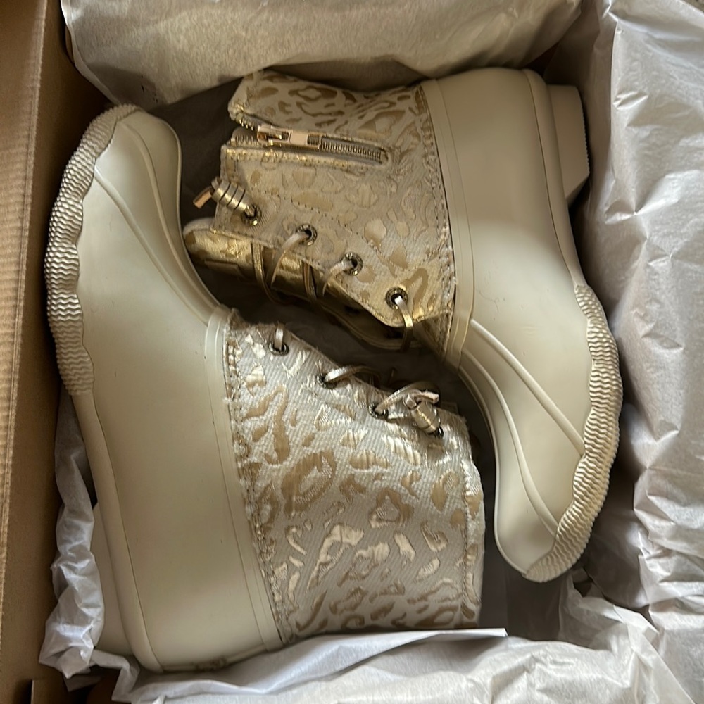 Brand New Sperry Women's Cream Metallic Cheetah Duck Boot Size 9